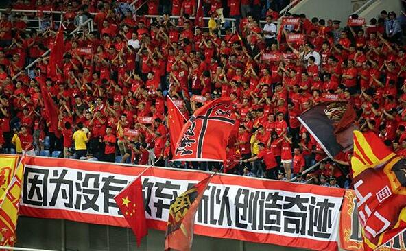太阳报：瓦拉内将在明夏离开曼联，转会费1700万-2000万镑瓦拉内目前在曼联的顺位已经下滑，有消息称他有可能在冬窗就被曼联出售。